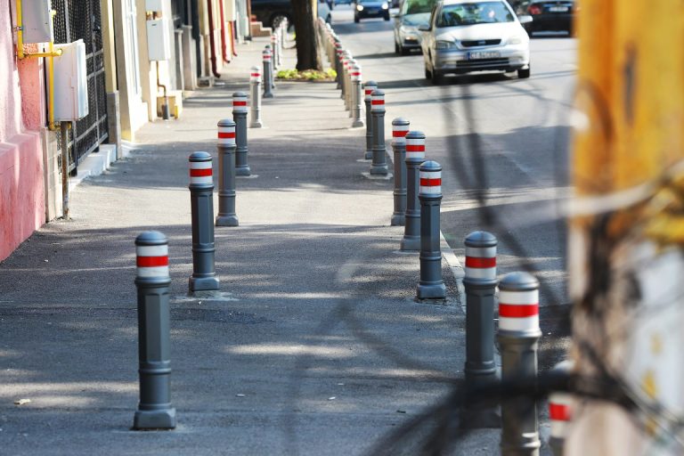 Asociația Urbaniștilor: Dublarea rândurilor de stâlpi pe trotuarele Constanței, o soluție cel puțin bizară