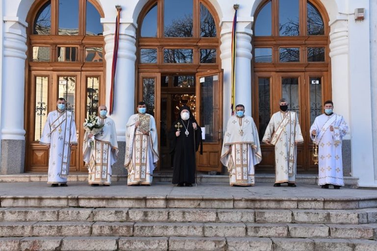 FOTO Boboteaza la Catedrala din Tulcea. Preoții au respectat regulile sanitare