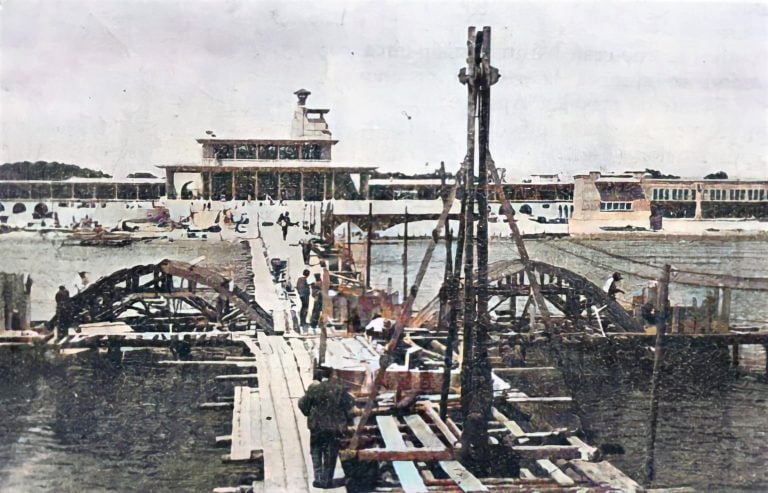FOTO Pasarela Regală din Mamaia, construită cu șine fabricate în 1915, rezistă și azi. Peste ea se va arunca nisip