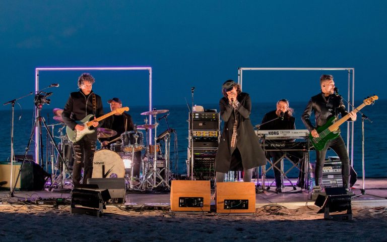 VIDEO Vama deschide Vama. Peste 3.000 de spectatori la primul concert transmis de pe plajă