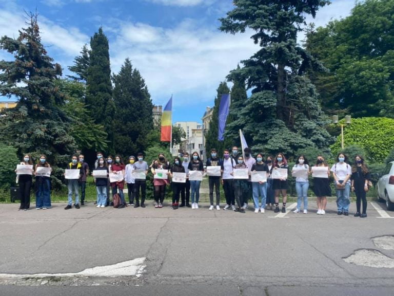Administrația Chițac pune pumnul în gură elevilor. Florin Cîțu, așteptat cu proteste la Constanța