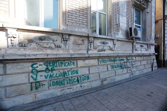 Clădire istorică din Peninsulă, vandalizată cu mesaje anti-vaccin