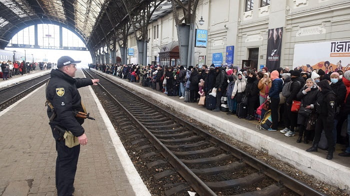 Deputatul Cristina Rizea îi cere lui Grindeanu să ofere transport gratuit cu trenul pentru refugiați