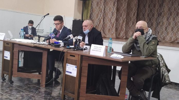 Conferința de presă susținută de primarul Vasile Lumînare (centru)