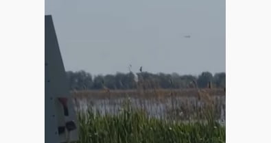 VIDEO Război la granița României. Un avion de vânătoare lansează rachete în zona Deltei Dunării