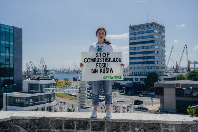 Greenpeace: Autoritățile se pregătesc de un adevărat dezastru ecologic în Portul Constanța