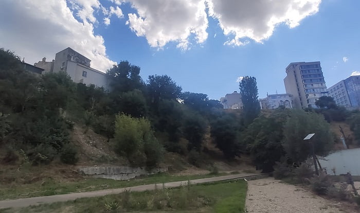 Primăria Constanța a demarat procedura pentru consolidarea taluzului de sub Biserica Greacă, Teatrul Elpis și Esplanadă