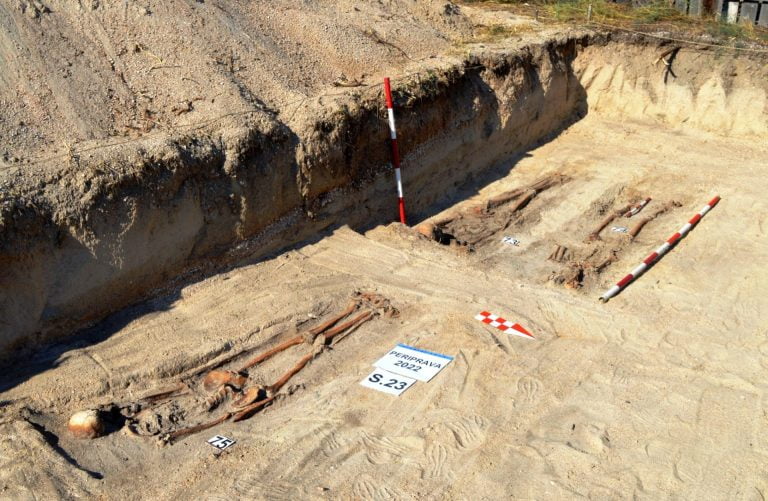 Opt morminte ale unor deținuți politici, descoperite la Periprava