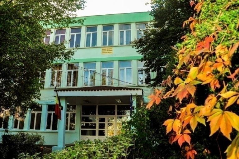 Reabilitarea Liceului „Nicolae Bălcescu” Medgidia, un „DEZASTRU”. Profesorul care a semnalat problemele, amenințat de primar