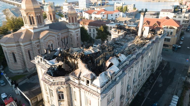 Mansarda Arhiepiscopiei Tomisului distrusă de foc FOTO: Claboo Media