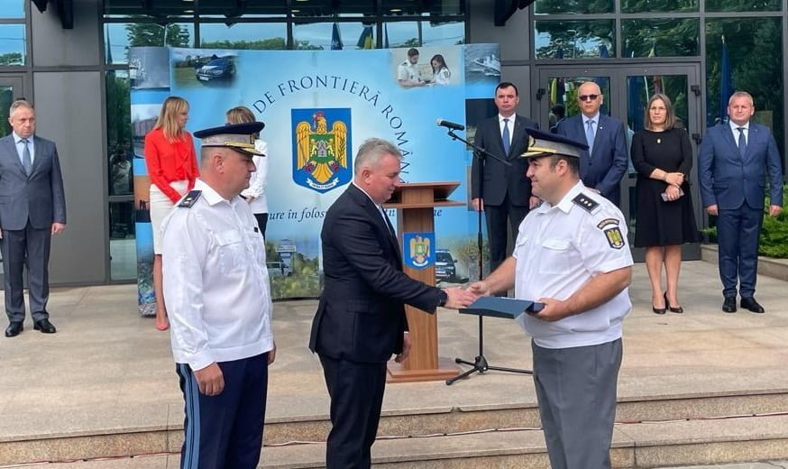Comisarul Petrică Bacaim (dreapta), felicitat de ministrul L. Bode FOTO: Garda de Coastă