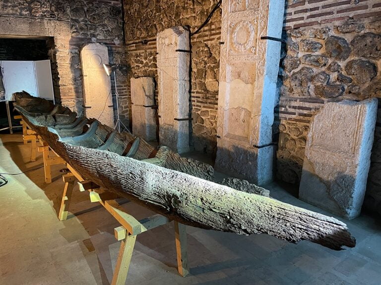 Barcă veche de opt secole, descoperită la Ostrov, expusă în incinta Gării Maritime Constanța
