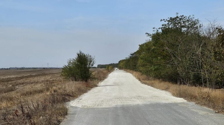 Constanța are peste 180 de km de drumuri județene pietruite sau de pământ. Vezi lista zonelor în care asfaltul este doar un vis