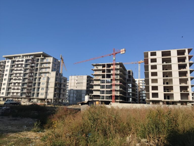 Prefectul Constanței a dat în judecată Ministerul Dezvoltării. La baza procesului stă dezastrul imobiliar de pe litoral