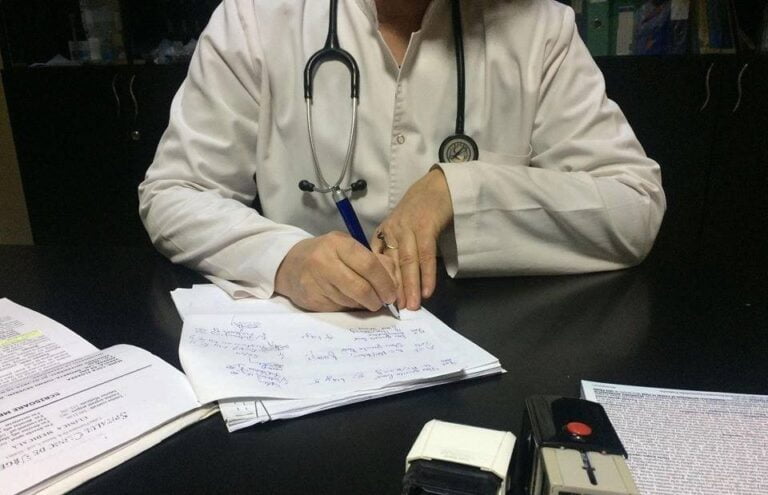 „Adevărul salvează vieți. Dezinformarea le distruge”. Medicii care răspândesc informații false sau contrare dovezilor științifice ar putea fi sancționați disciplinar