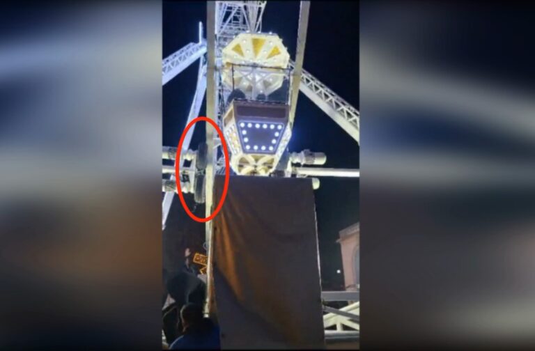 VIDEO: Imagini care demonstrează că roata panoramică de la Târgul de Crăciun din Constanța nu se afla pe calea de rulare, însă autoritățile susțin că instalația s-a oprit din cauza unei fluctuații de curent