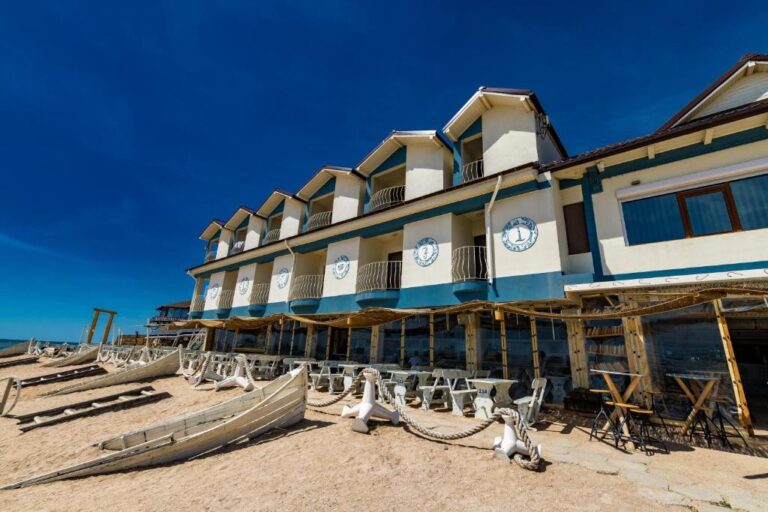 Apele Române cere firmei Micul Golf din 2 Mai să desființeze terasa și cinci construcții de pe plajă