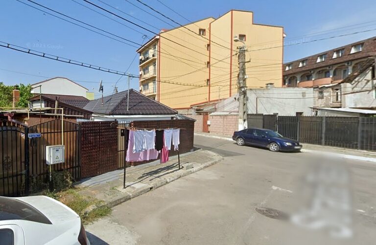 Cartierele Palas, Medeea, Industrială, CET și Brătianu sunt catalogate oficial ca zone marginalizate. Municipalitatea abordează problemele sociale în notă xenofobă