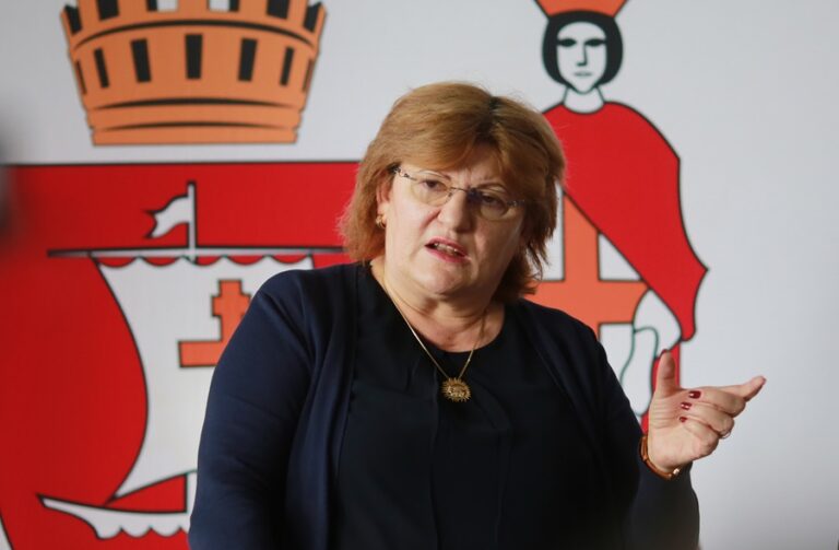 Ani Merlă a ieșit la pensie în urmă cu un an, însă a rămas cu un picior în Primăria Constanța. Chițac a păstrat-o la conducerea ZMC, o asociație pentru care constănțenii plătesc 1,3 lei/an
