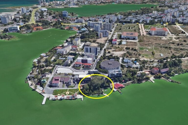 Chițac îi vinde lui Bosînceanu aproape 2.000 mp de spațiu verde, aflat în proprietatea Primăriei Constanța, pe malul lacului Siutghiol