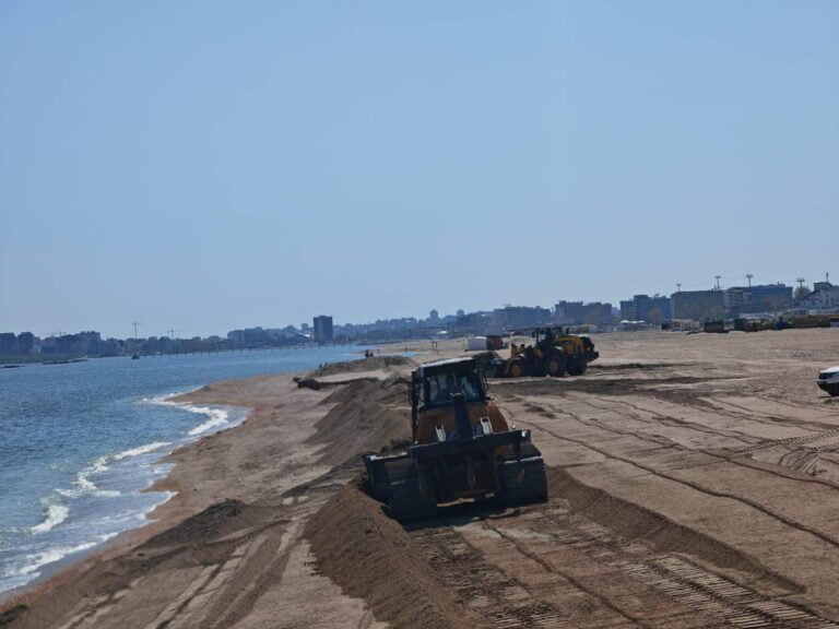 „Plajele sunt pregătite să primească turiști în noul sezon”, declară cei de la Apele Române