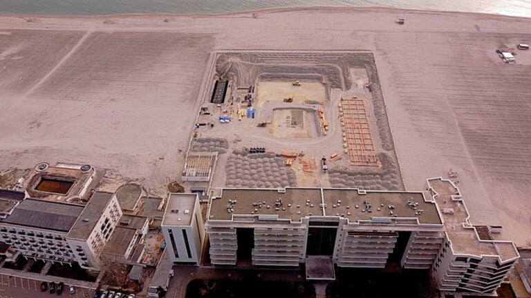 Un fost parlamentar a dislocat sute de tone de nisip ca să îngroape o piscină în mijlocul plajei