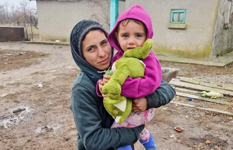 Târg caritabil de Paște pentru copiii defavorizați din mediul rural, organizat la Centrul Comunitaria din Constanța