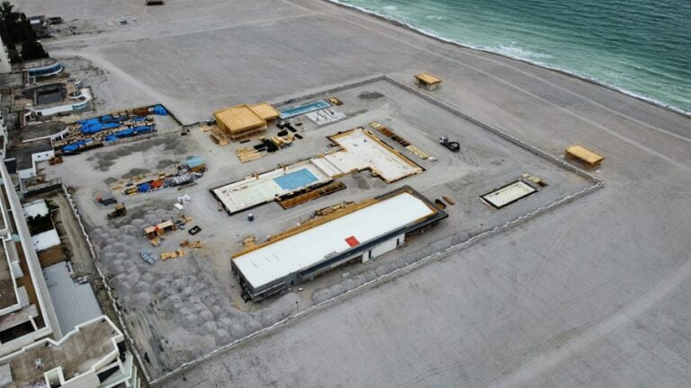 ISC afirmă că Primăria Constanța a autorizat ilegal construirea piscinelor pe plaja din Mamaia