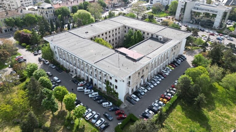 Primăria Constanța susține că nu ia în calcul relocarea municipalității, deși Chițac a afirmat că a negociat cu dezvoltatorul Iulius să mute sediul pe platforma Oil Terminal