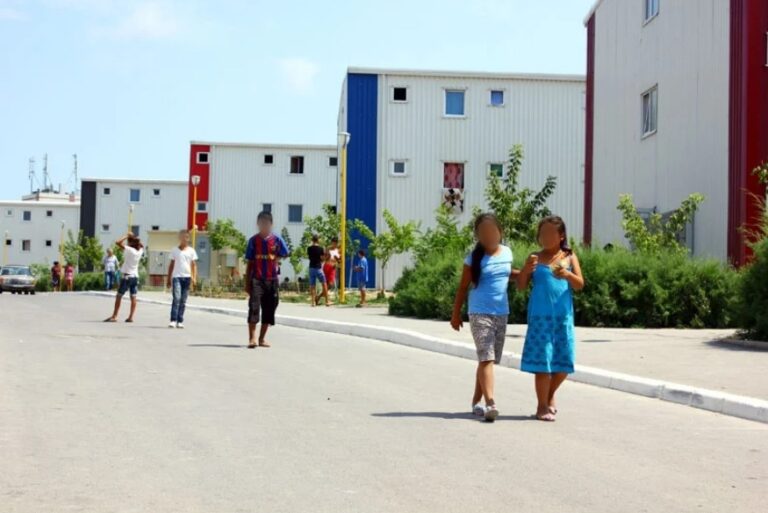 Activiștii pentru drepturile omului afirmă că intenția primarului Constanței de a reloca în afara orașului locuitorii unui campus social este act de segregare. ONG-știi avertizează cu acțiuni în instanță