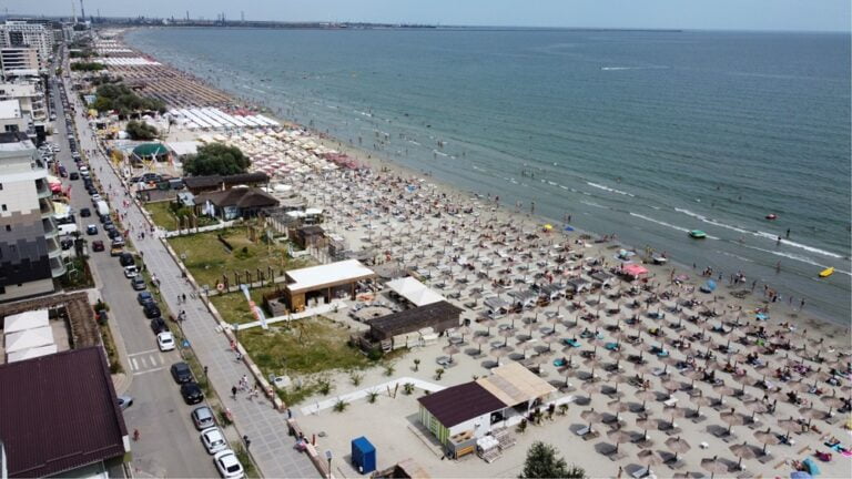 Dosar penal, după ce mai mult de jumătate dintre operatorii de plajă din Mamaia Nord au construit ilegal pe nisip