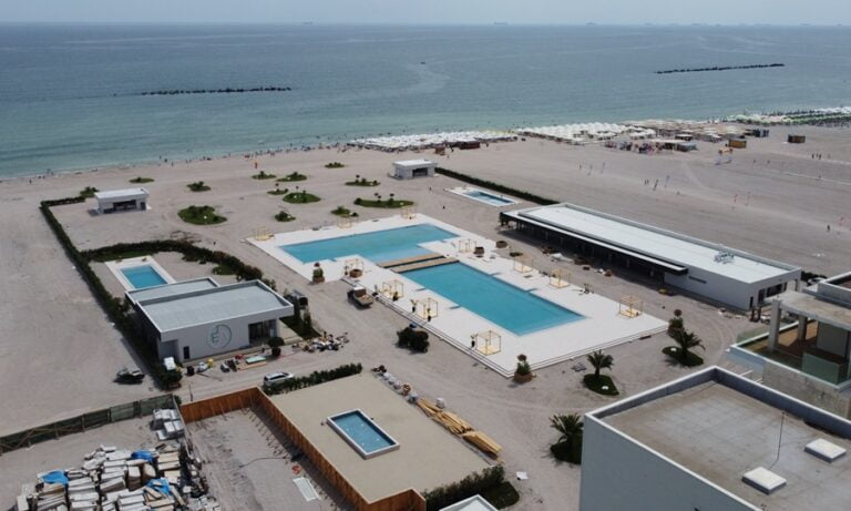 Scandalul construcțiilor de pe plaja Caelia din Mamaia. Judecătorii au anulat somația de desființare a lucrărilor emisă de Poliția Locală Constanța