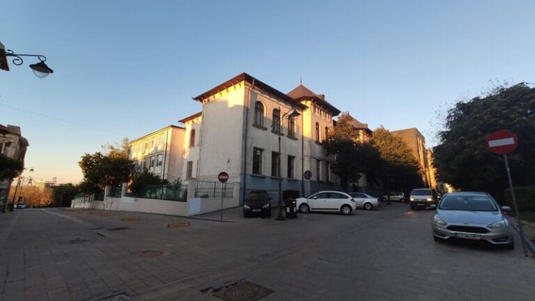 O parte dintre elevii Colegiului Mihai Eminescu din Constanța vor învăța în containere după începerea lucrărilor de reabilitare a clădirii