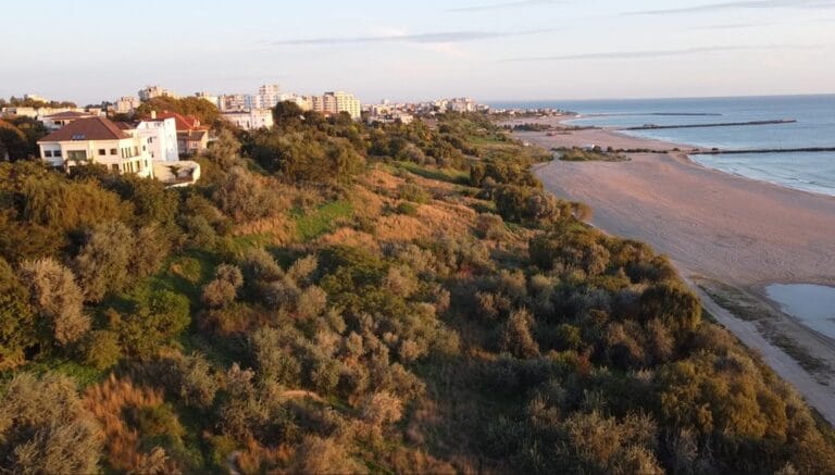 VIDEO: Cum arată de sus faleza care ar putea să dispară sub betoane, după ce primarul Constanței a emis abuziv 12 certificate de urbanism