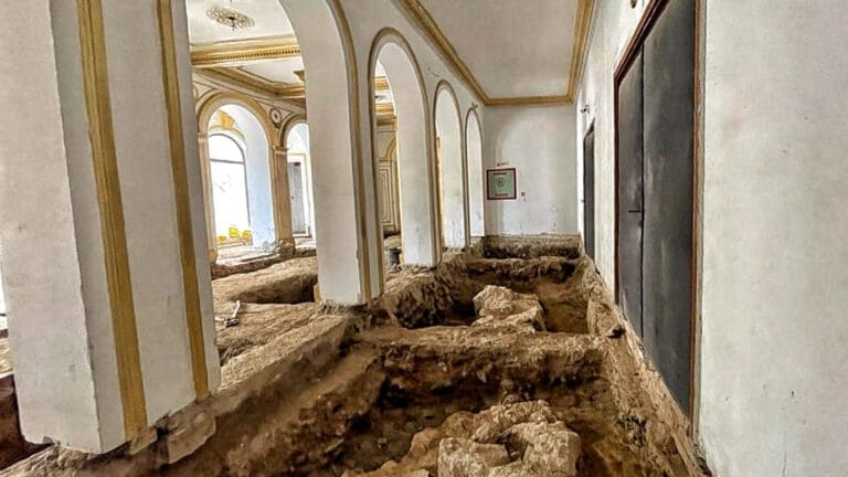 Cum a ajuns bucata din Zidul Cetății Tomis, descoperită în 2022 în foaierul Teatrului de Stat Constanța, să fie îngropată la loc. Primăria și-a sabotat propriul proiect de punere în valoare a monumentului istoric
