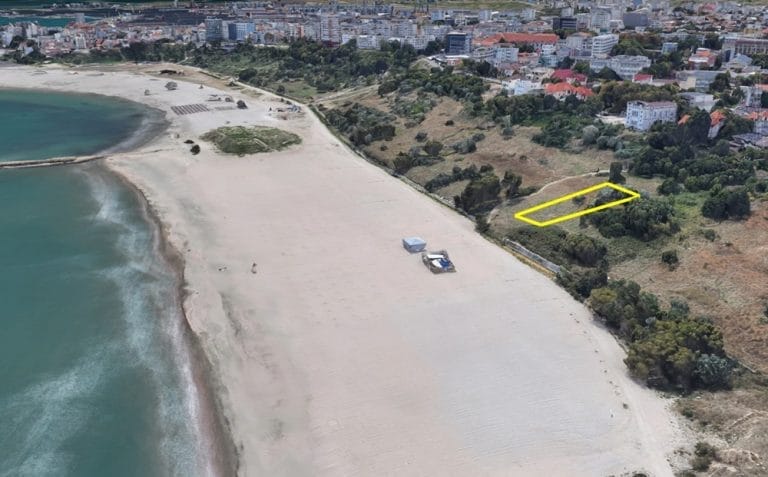 Primăria vinde 1.000 mp din faleza Constanței cu 3,3 mil. lei, în condițiile în care legea interzice construcțiile pe taluz