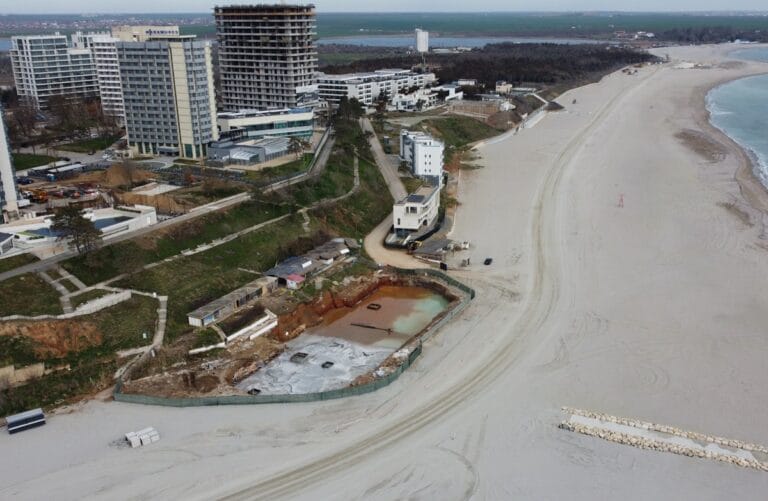 Proiectul care vizează ridicarea unui hotel cu 5 etaje peste o piscină construită în anii ’70 pe plaja Olimp a fost contestat în instanță. Șantierul se află în zona de protecție costieră, unde nu sunt permise construcțiile