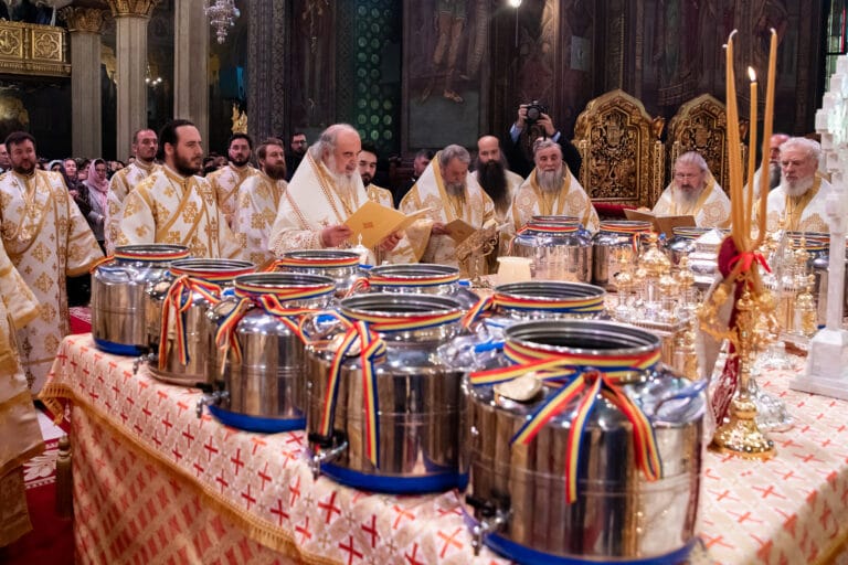 Tradiția Bisericii. După 6 ani, episcopii BOR vor sfinți Marele Mir în Joia Mare. Lista celor 38 de ingrediente și modul deosebit de preparare