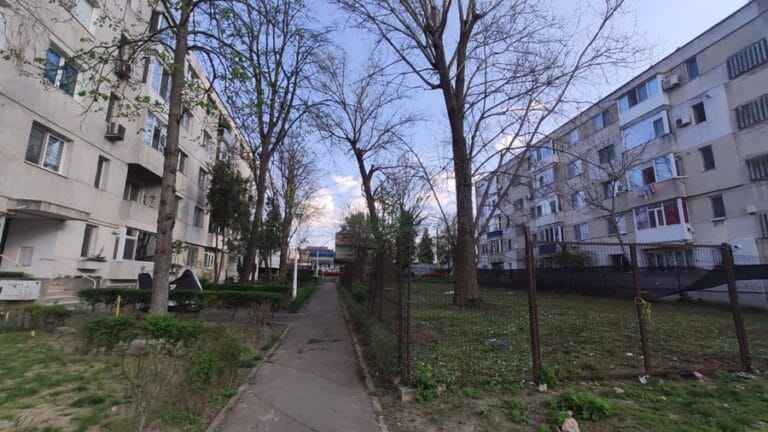 Un afacerist constănțean vrea să ridice pe spațiul verde dintre două blocuri o clădire cu 4 etaje, în zona Tomis II. Primăria Constanța a emis certificat de urbanism pentru elaborarea PUZ-ului