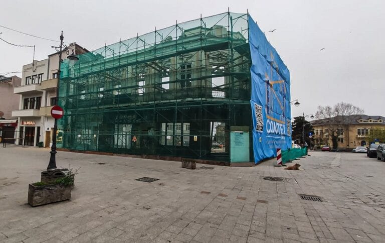 Un afacerist a lăsat doar fațada dintr-o clădire cu valoare istorică din centrul vechi al Constanței, pe care a demolat-o deși autorizația inițială era pentru consolidare
