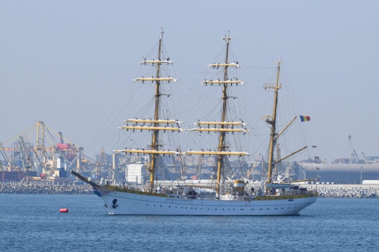 Publicul, invitat la bordul bricului „Mircea”, cu ocazia Zilelor Constanței. Cazinoul se poate vizita doar cu rezervare
