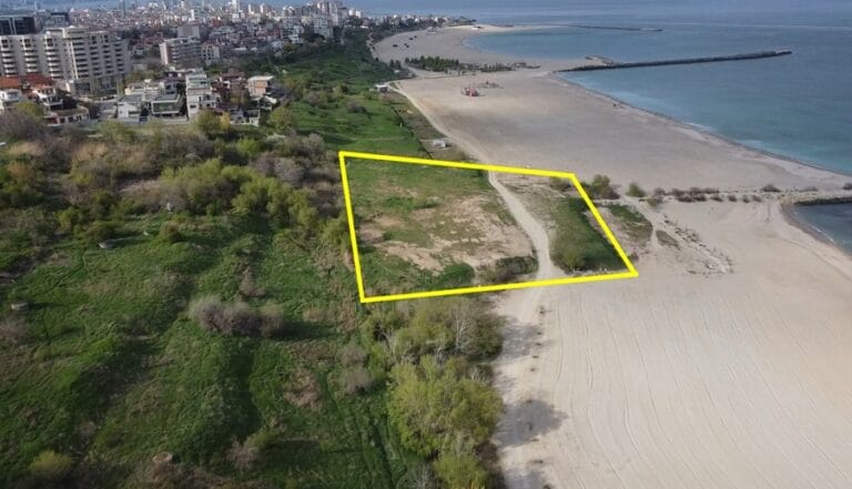 FOTO/VIDEO Firma fostului șef PSD Constanța și familia unui afacerist au intervenit cu utilaje pe un teren din mijlocul plajei. Pentru terenul de 9.500 mp, Chițac a validat un certificat de urbanism viciat pentru construirea unui complex cu blocuri la baza digului de pe plaja Constanța