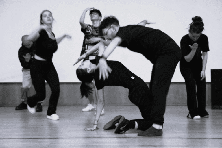 „3 D.A.R.E.” – Teatru/Dans în Limba Semnelor. Un spectacol multimedia inedit, cu intrare gratuită, disponibil prin platforma bilet.ro