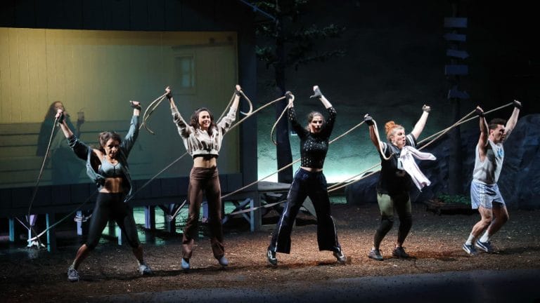 SEAS 2025: „Pădurea asumaților”, în regia lui Andrei Măjeri, o comedie despre fascinația zilelor noastre pentru salvatori toxici și promisiuni iluzorii