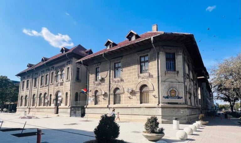 Primăria Constanța a reluat procedurile pentru reabilitarea Colegiului „Mircea cel Bătrân“, însă Comisia Monumentelor Istorice a respins soluțiile proiectantului și a recomandat clasarea de urgență a clădirii ca monument istoric