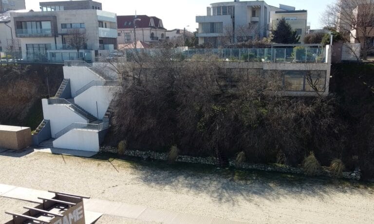 Bucata de faleză pe care Claudiu Palaz a construit un restaurant și scări de acces la plajă fără avize legale este revendicată de Apele Române